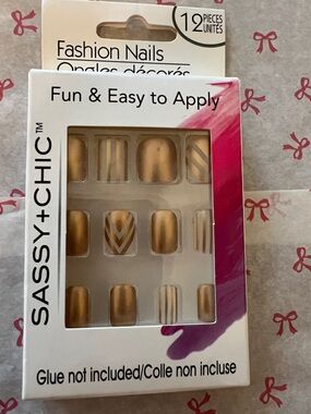 SASSY+CHIC Gold Press-On Nail Set